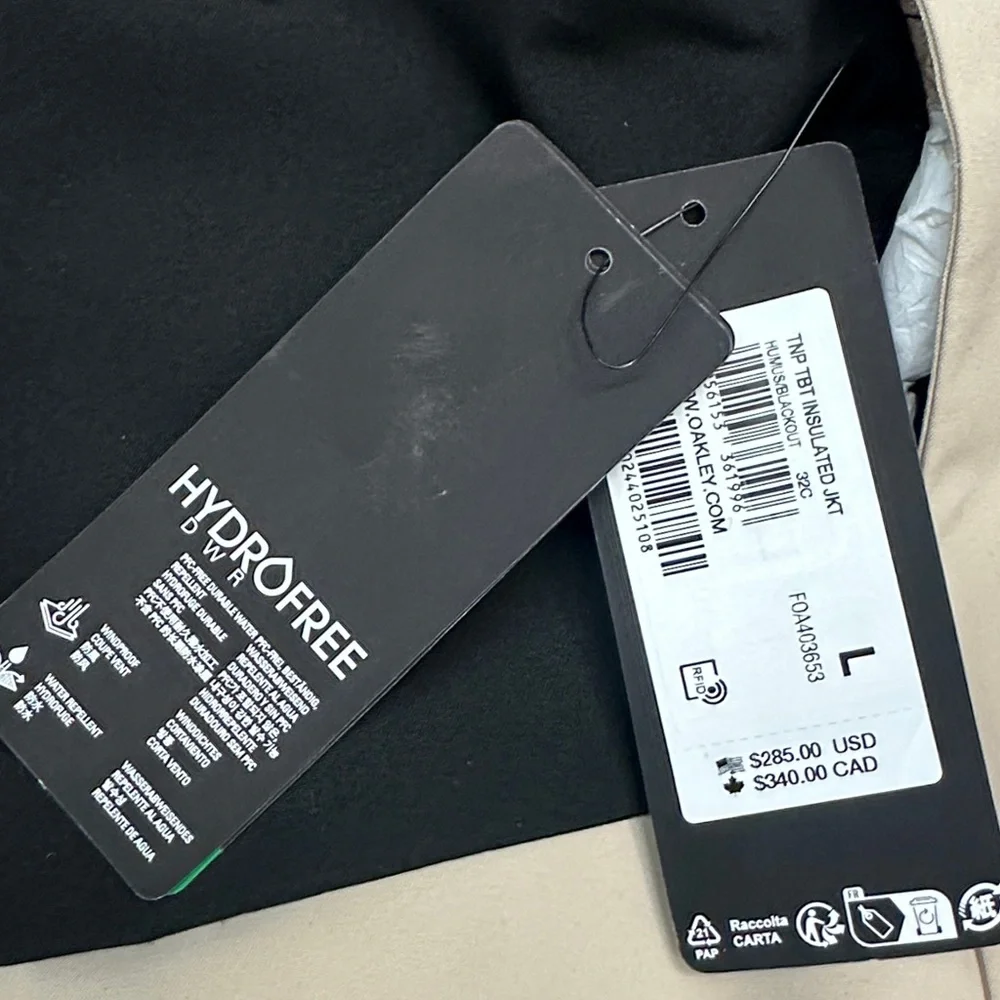 Oakley Men's Black and Cream Ski Jacket - Picture 9 of 14
